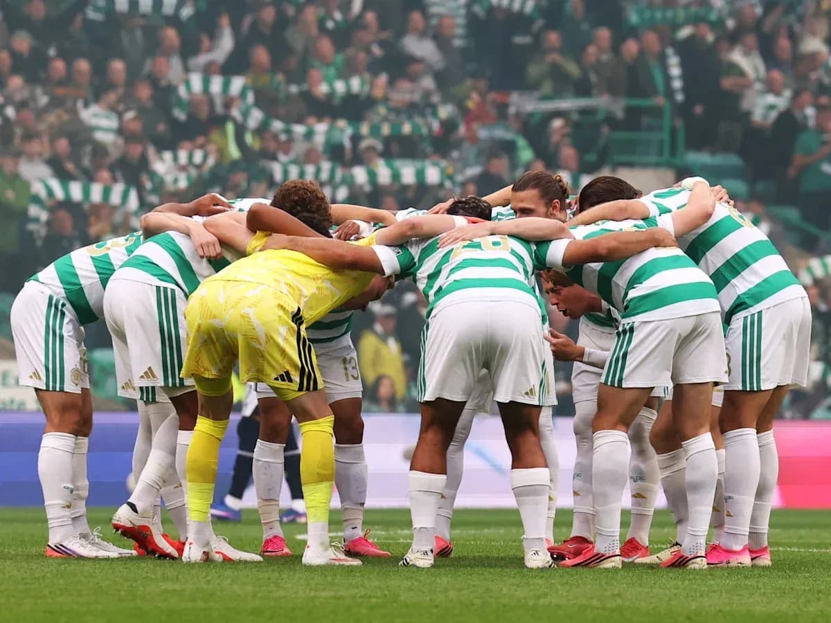 Equipo de fútbol Celtic formando un círculo antes del partido