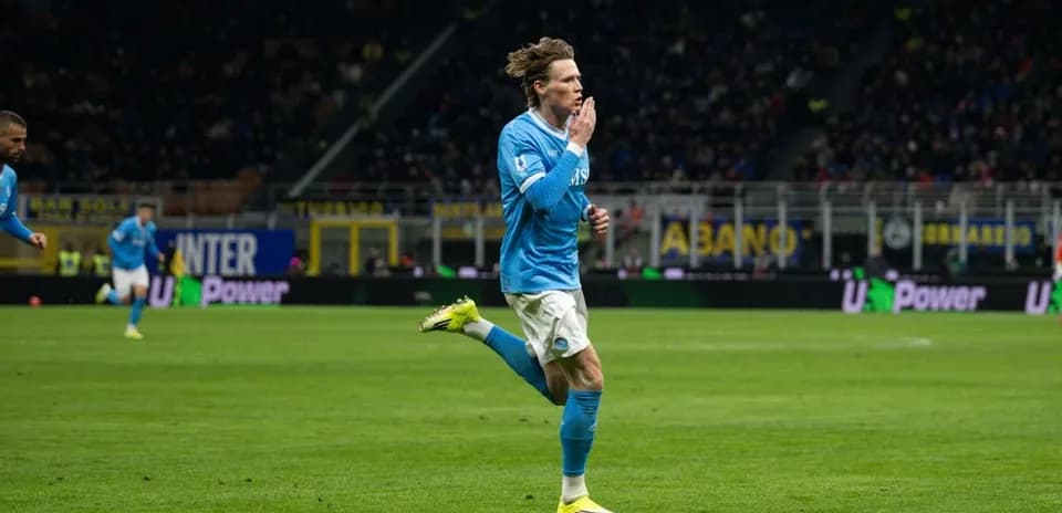 Jugador de Napoli corriendo en el campo
