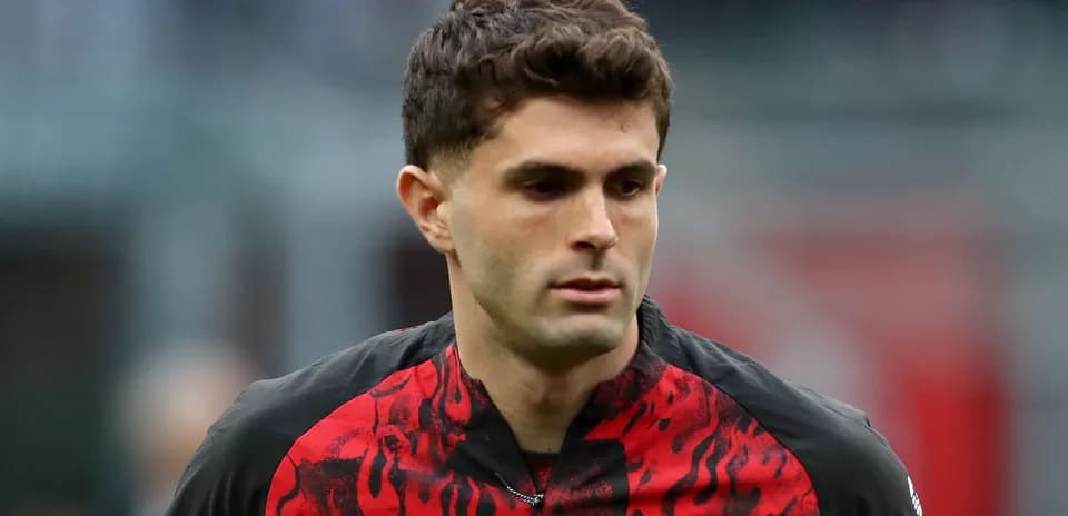 Jugador de AC Milan con camiseta roja y negra