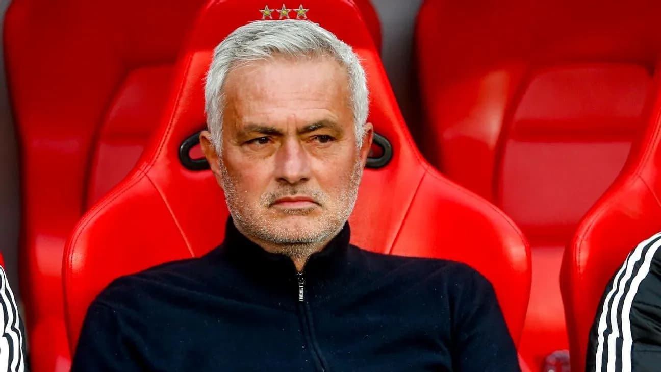 Entrenador sentado en banco de suplentes