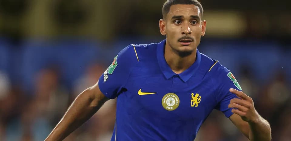 Jugador de Chelsea corriendo en partido de fútbol
