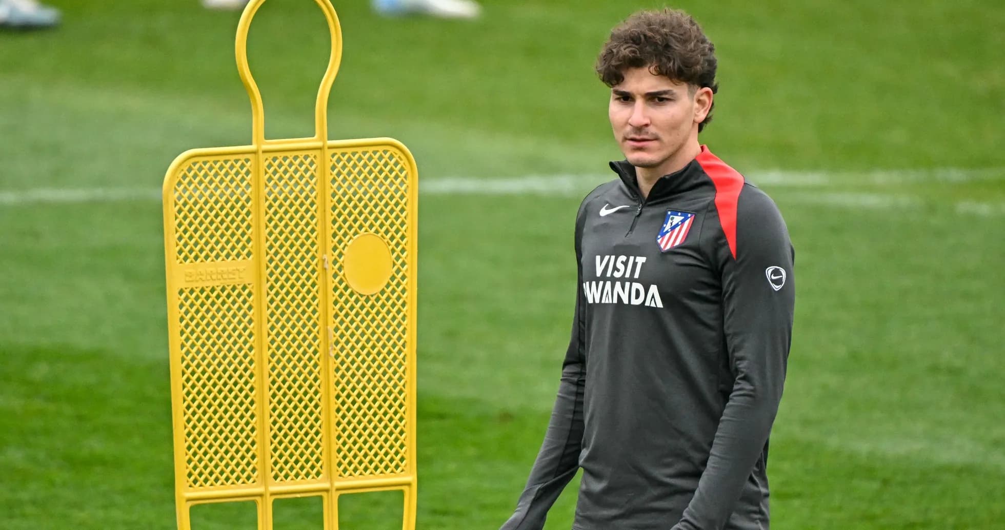 Jugador de Atlético de Madrid en entrenamiento con cono