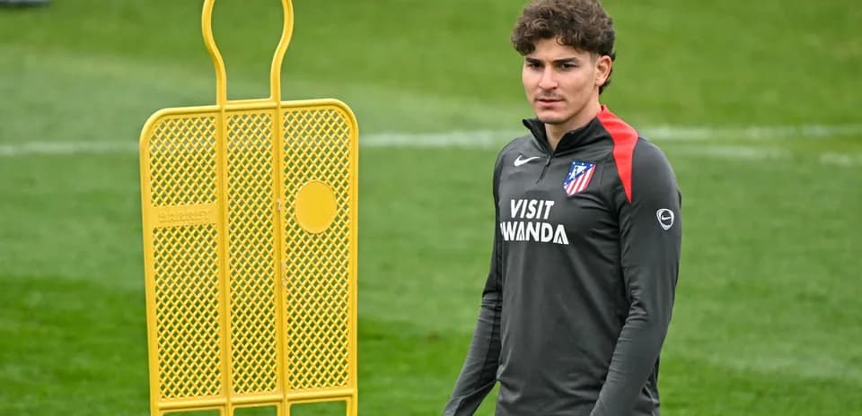 Jugador de Atlético de Madrid en entrenamiento con cono