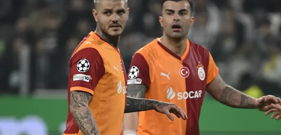 Jugadores de Galatasaray en partido de fútbol