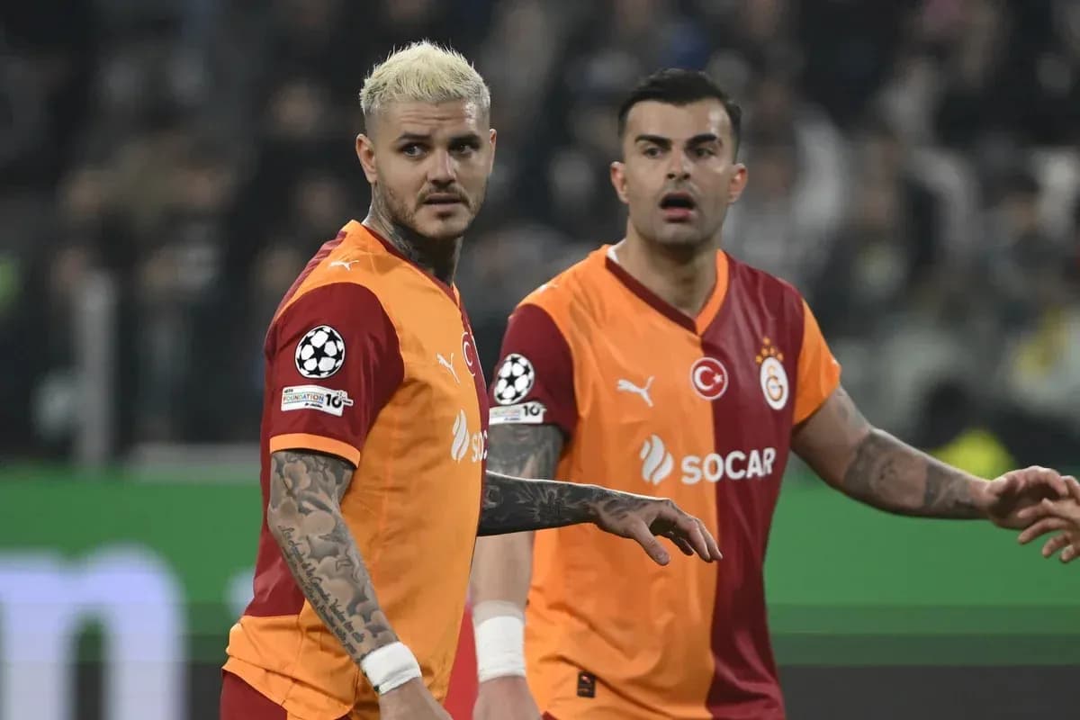 Jugadores de Galatasaray en partido de fútbol