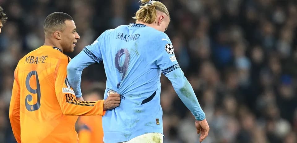 Mbappé sujetando la camiseta de Haaland en partido