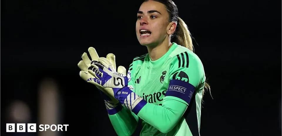 Portera del Real Madrid dirigiendo a su equipo