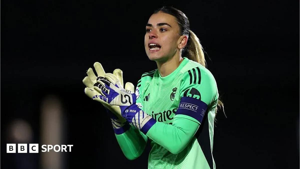 Portera del Real Madrid dirigiendo a su equipo