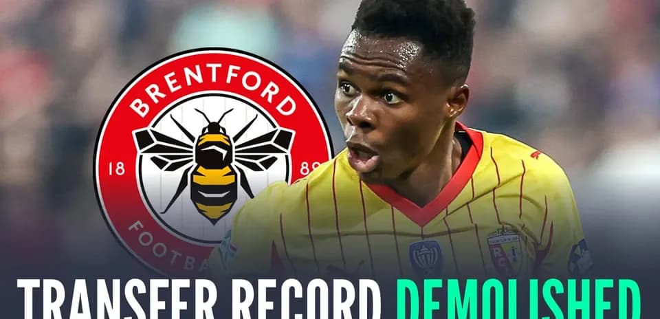 Jugador celebrando con camiseta de RC Lens y logo de Brentford