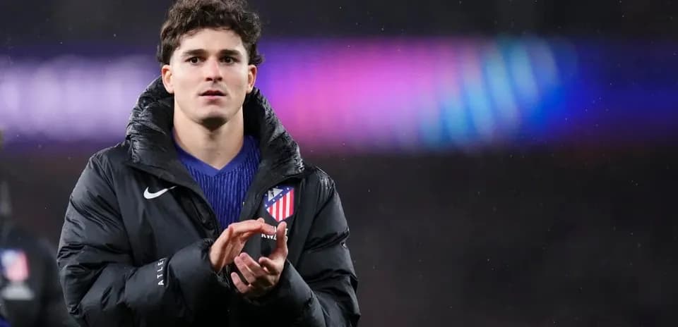 Jugador de Atlético de Madrid aplaudiendo en el campo