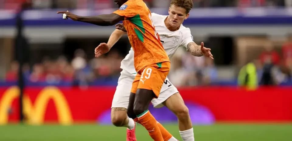 Jugador en acción durante partido de fútbol