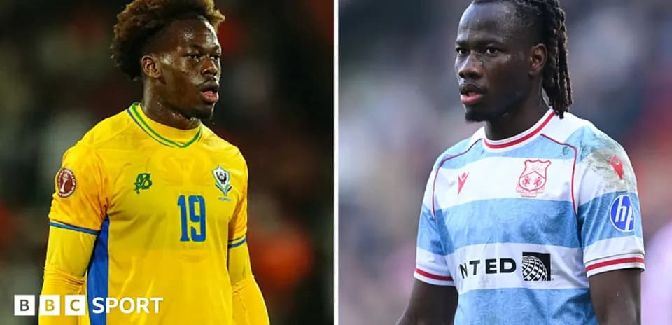 Dos jugadores de fútbol en sus respectivas camisetas
