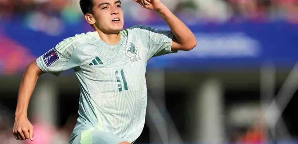 Jugador mexicano celebrando durante el partido