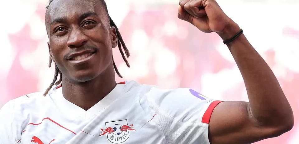 Jugador de RB Leipzig levantando el brazo en celebración