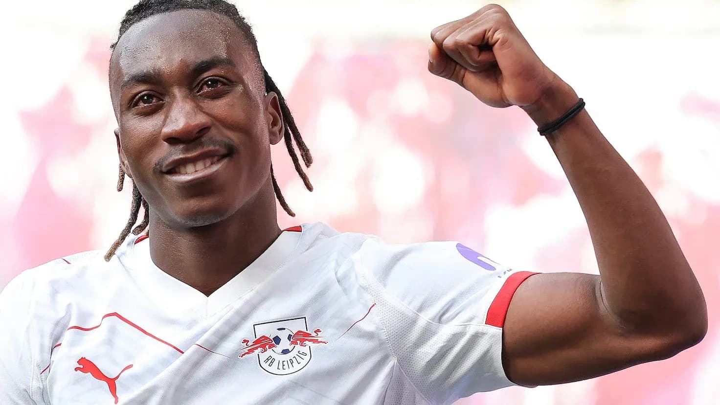 Jugador de RB Leipzig levantando el brazo en celebración