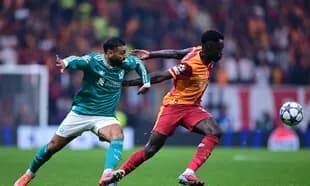 Jugador de Liverpool persigue a jugador de Galatasaray