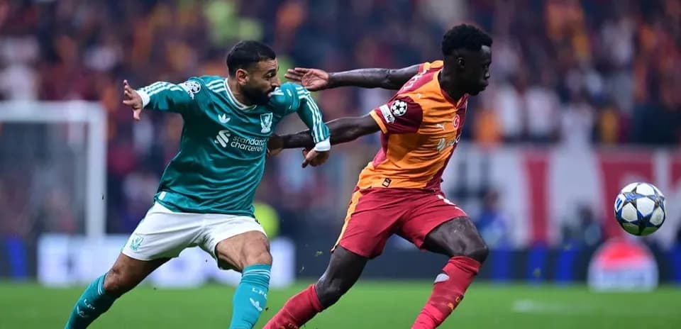 Jugador de Liverpool persigue a jugador de Galatasaray