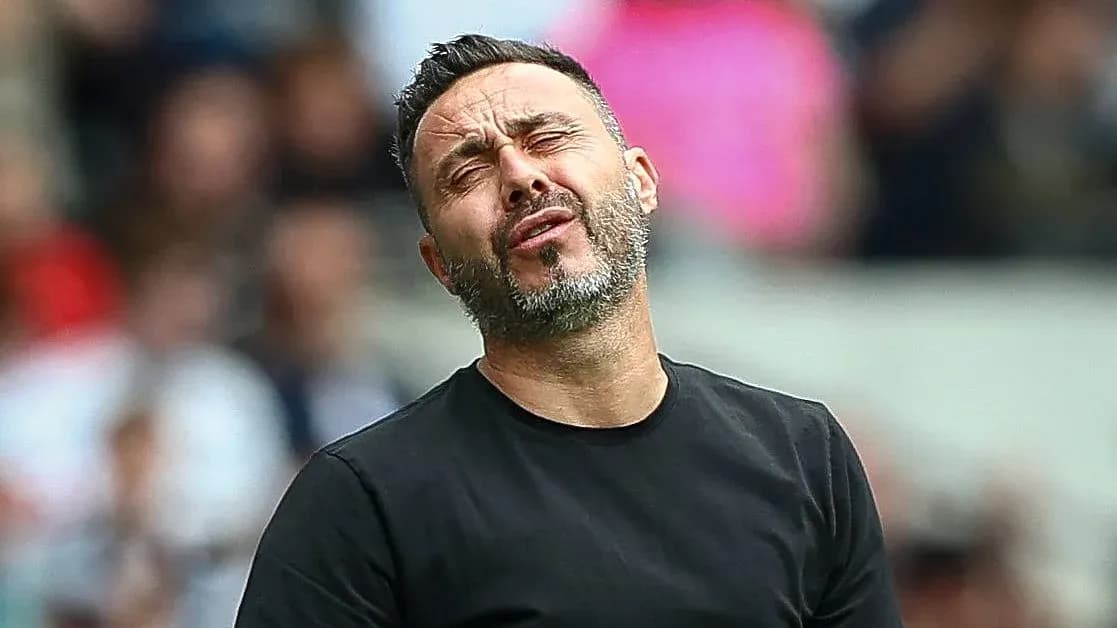 Entrenador frustrado en el banquillo durante el partido