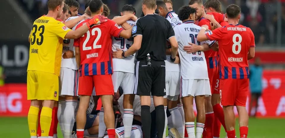 Jugadores de ambos equipos rodeando a un árbitro