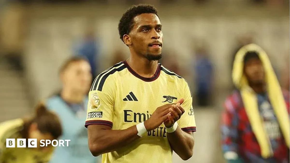 Jugador de Arsenal aplaudiendo en el campo