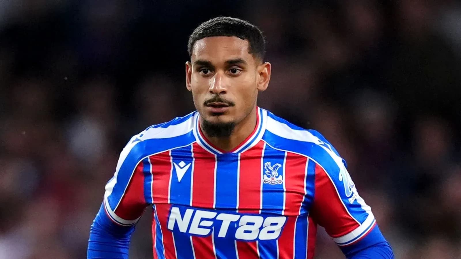 Jugador de Crystal Palace en acción durante un partido
