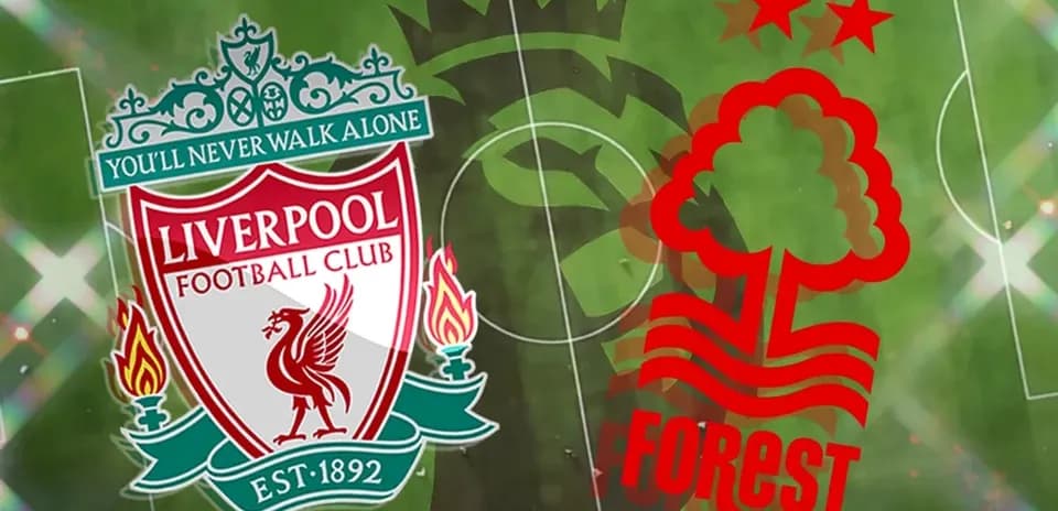 Logos de Liverpool y Nottingham Forest en campo