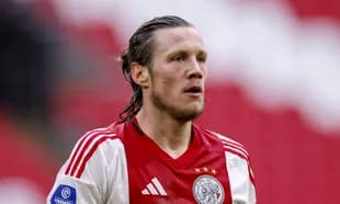 Jugador de Ajax en acción durante el partido