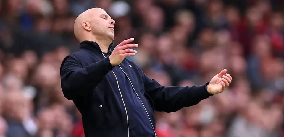 Entrenador gesticulando durante un partido de fútbol