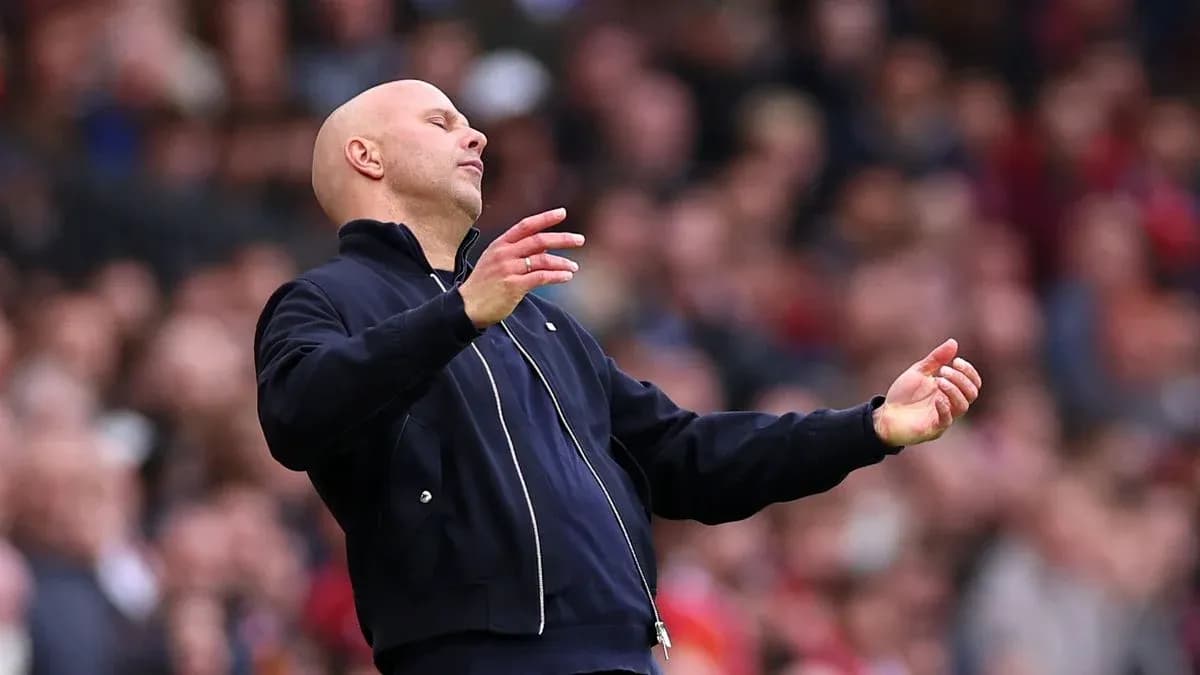 Entrenador gesticulando durante un partido de fútbol