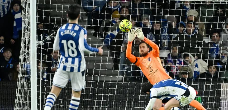 Portero atrapa el balón en el partido