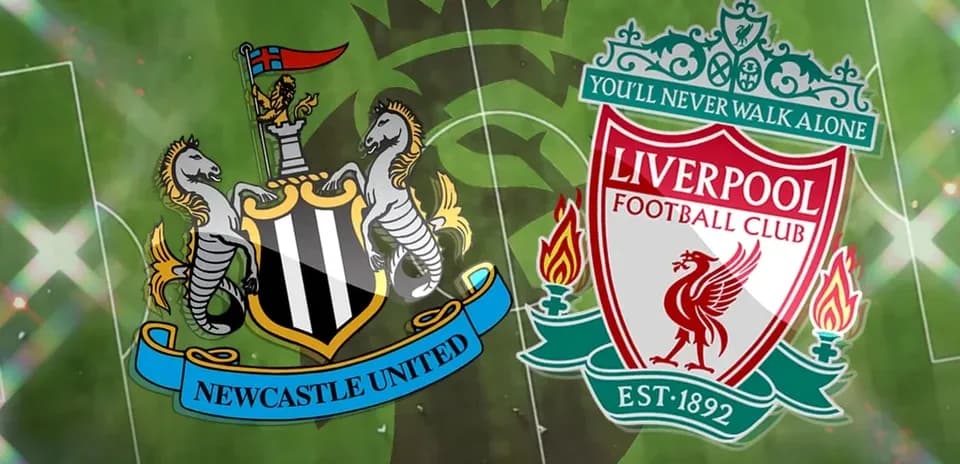 Escudos de Newcastle United y Liverpool FC en el campo