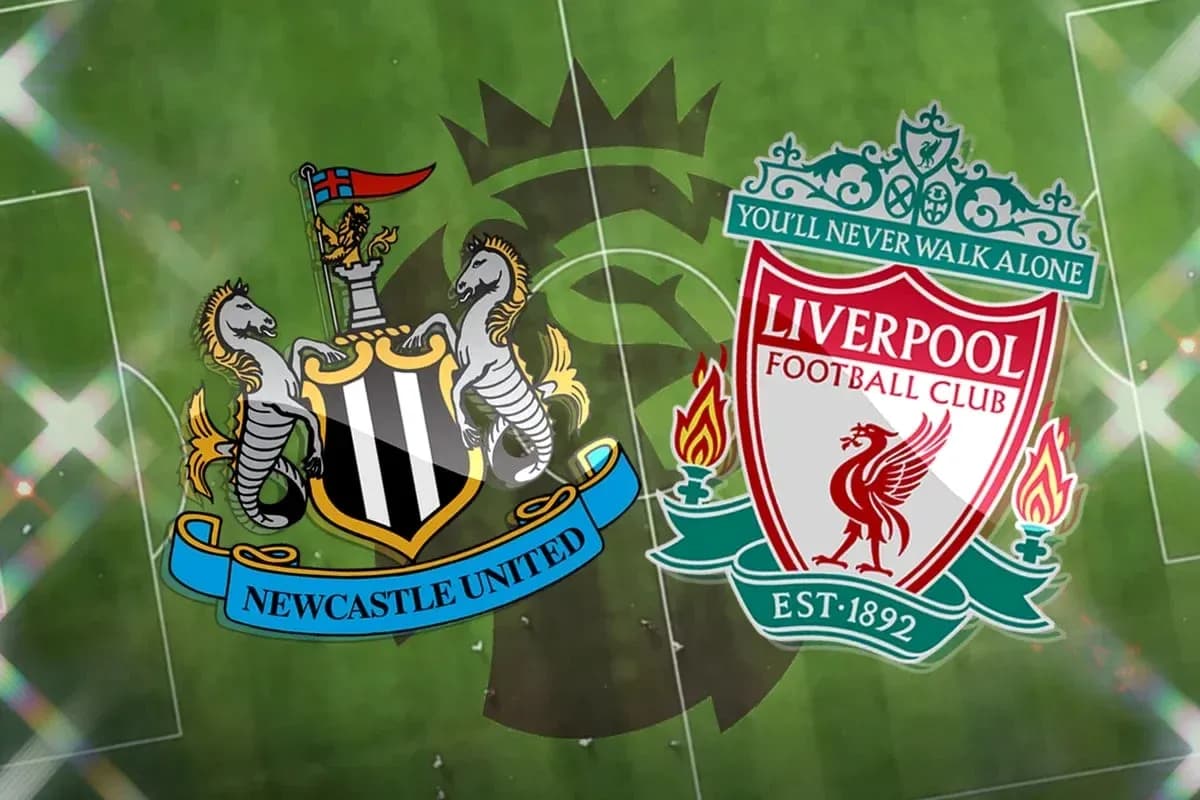 Escudos de Newcastle United y Liverpool FC en el campo