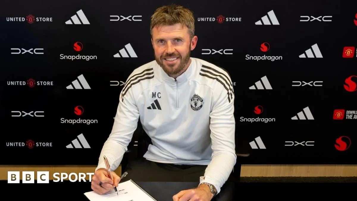 Entrenador firmando contrato en conferencia de prensa