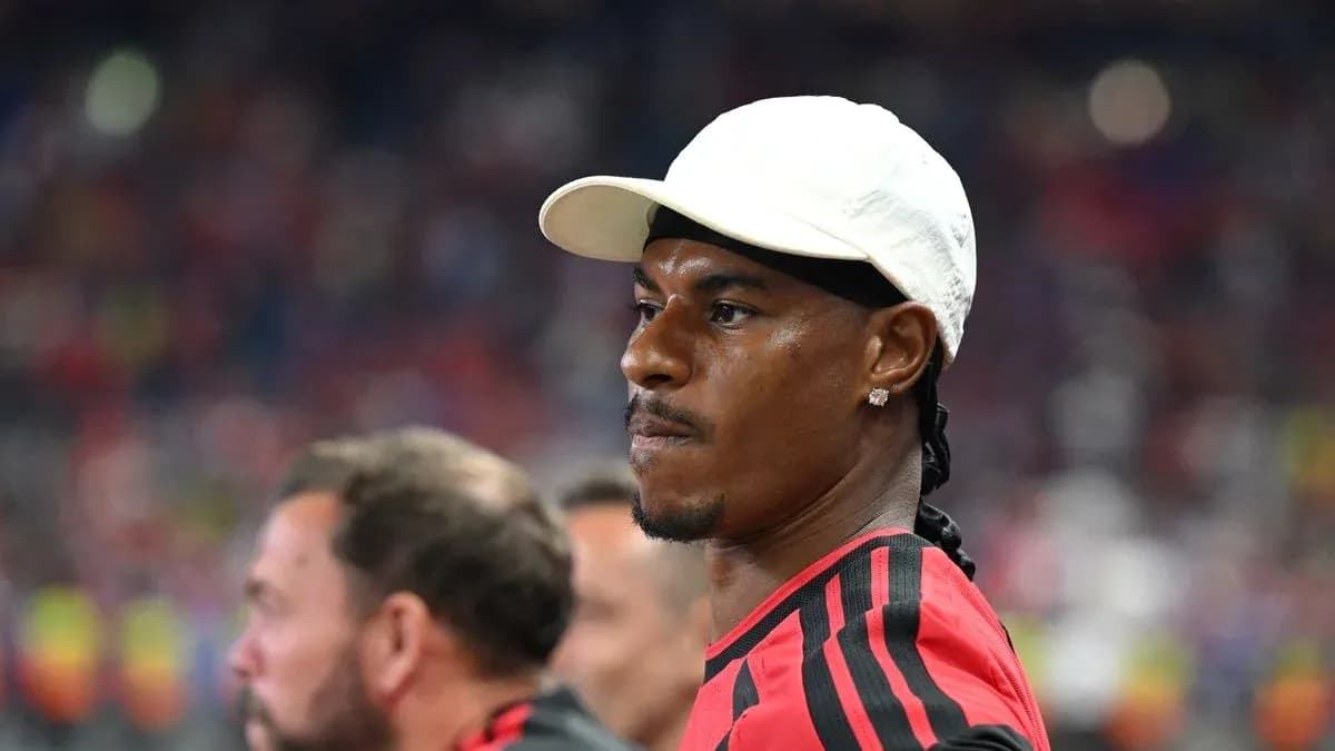Jugador con gorra observando el partido en el estadio