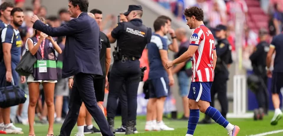 Jugador saliendo del campo tras el partido