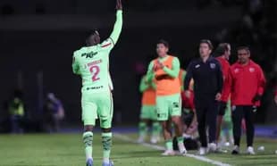 Jugador saludando al público durante el partido