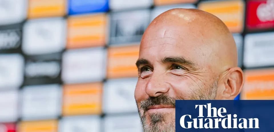 Entrenador hablando en conferencia de prensa