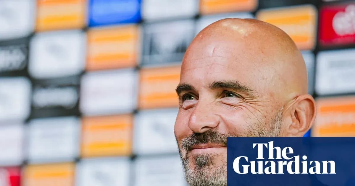 Entrenador hablando en conferencia de prensa