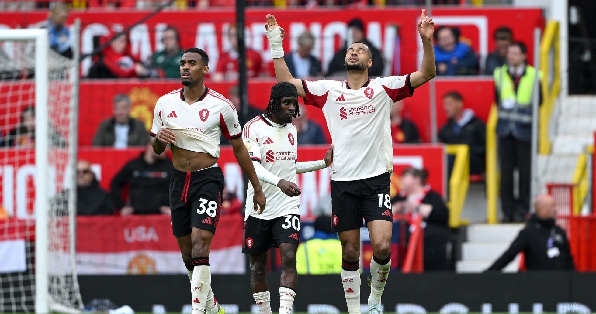 Jugadores de Liverpool celebrando en el campo