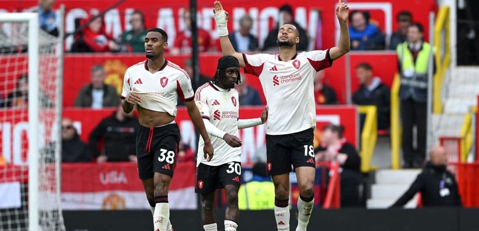 Jugadores de Liverpool celebrando en el campo