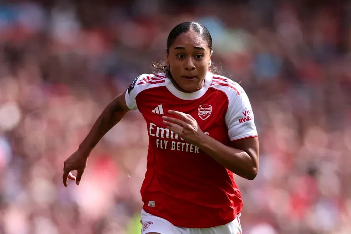 Jugadora de Arsenal corriendo durante un partido