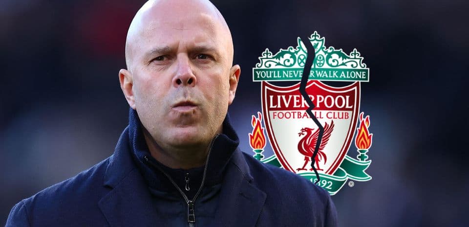 Entrenador de Liverpool frente al escudo del club