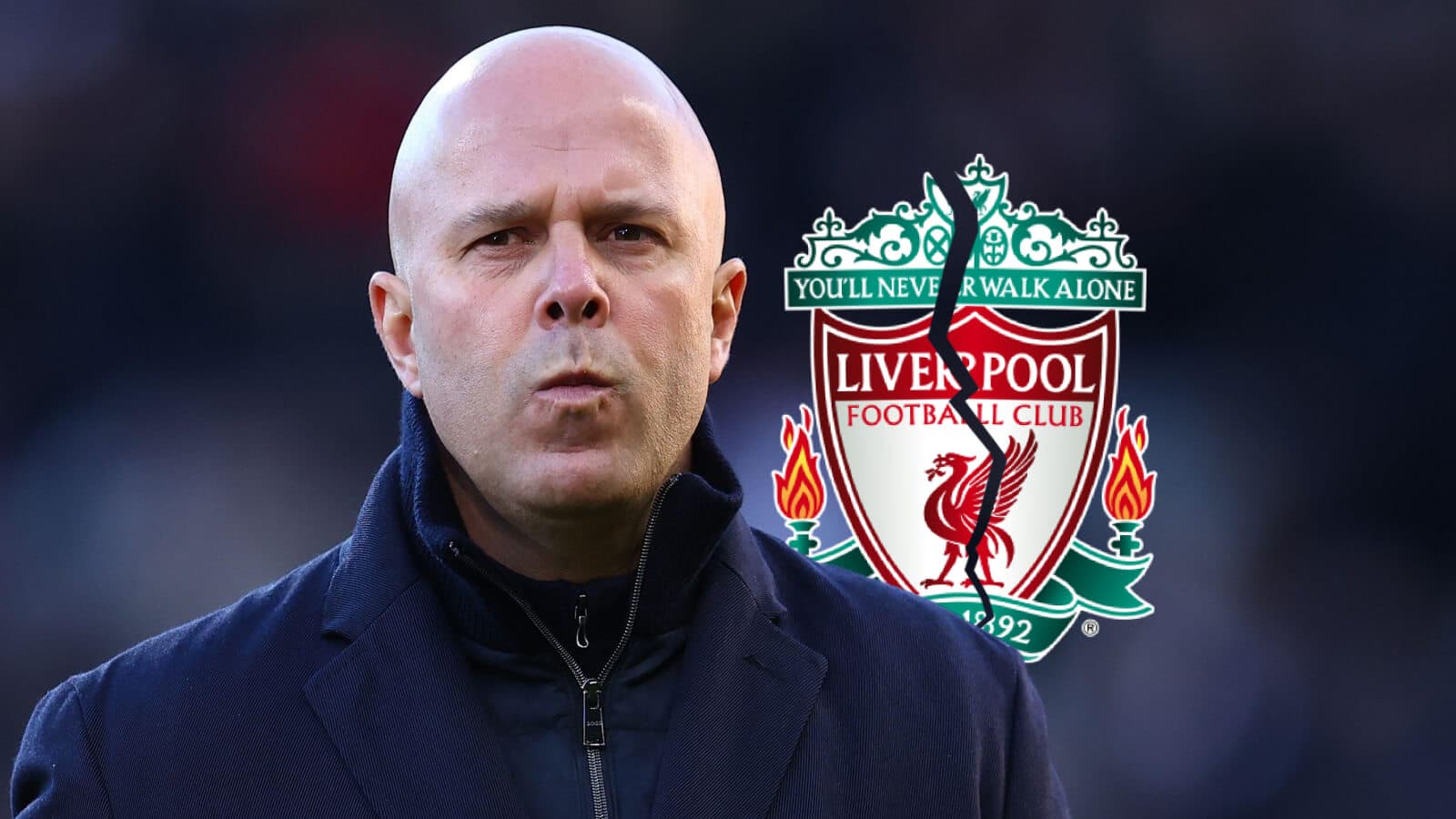 Entrenador de Liverpool frente al escudo del club
