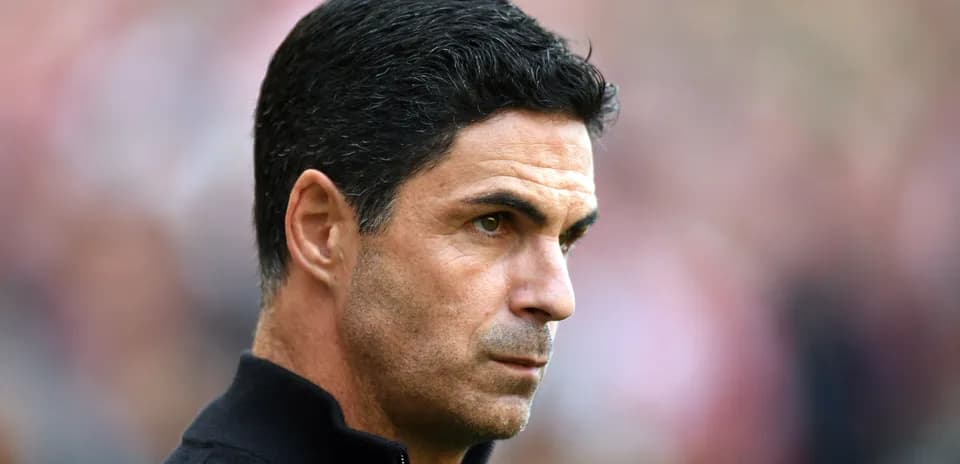 Entrenador observando el juego desde la banda