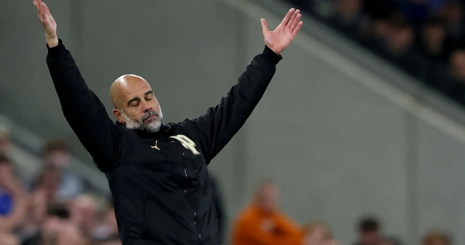 Entrenador gesticulando durante un partido de fútbol
