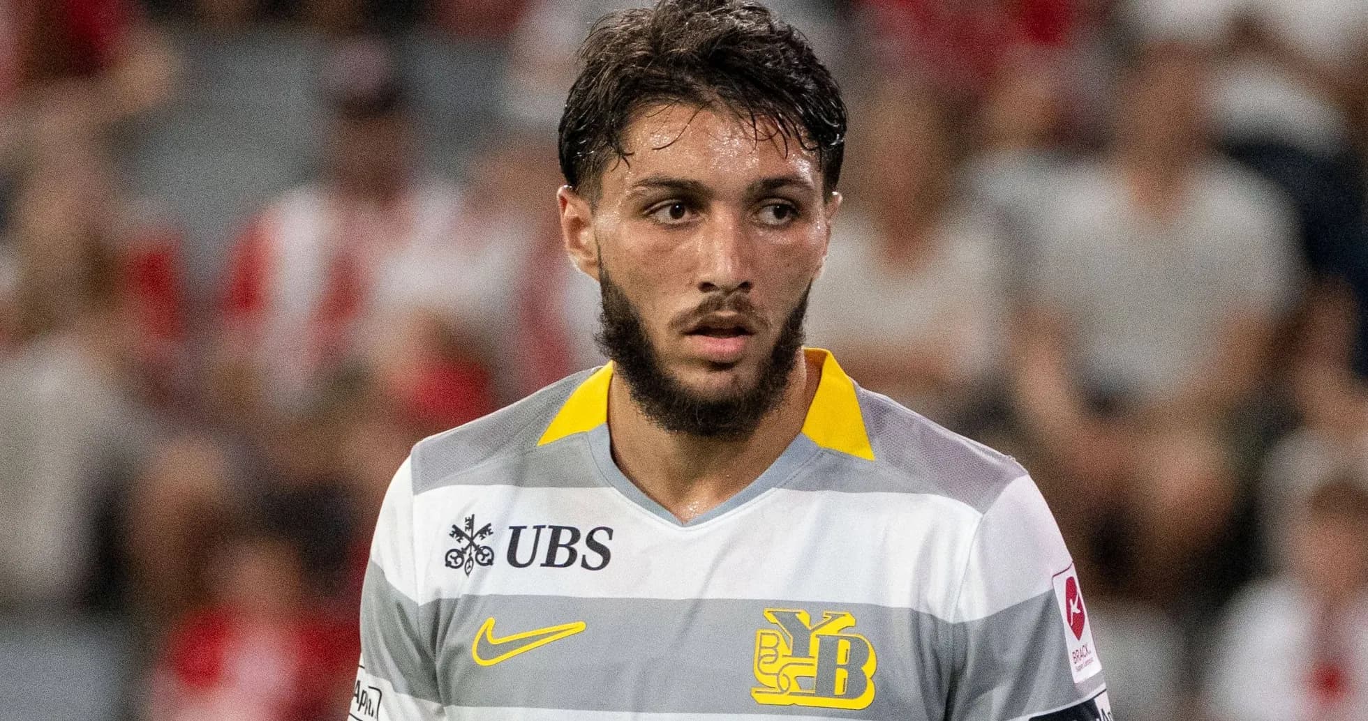 Jugador con camiseta de Young Boys en el campo