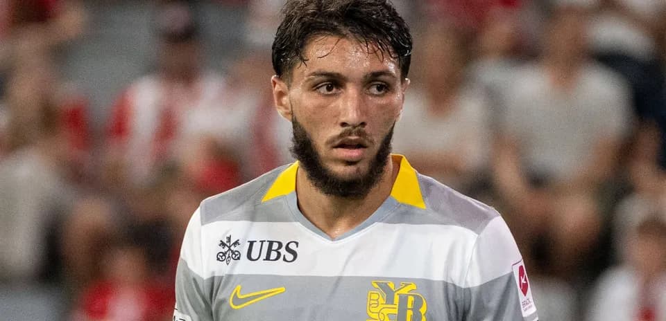 Jugador con camiseta de Young Boys en el campo