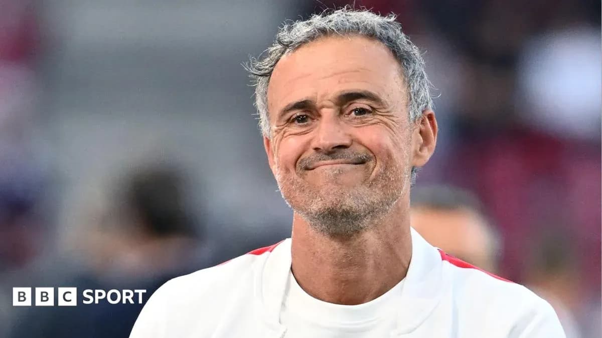 Entrenador sonriendo en el campo de juego