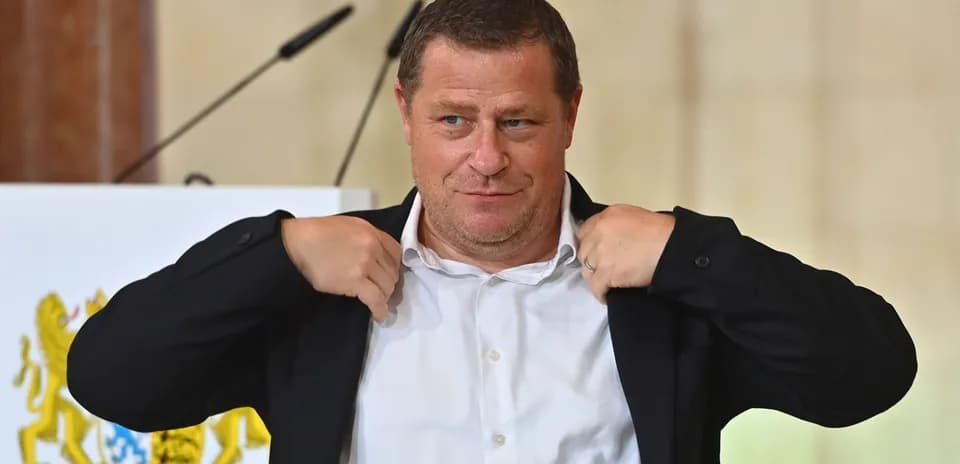 Hombre ajustando su chaqueta en evento formal