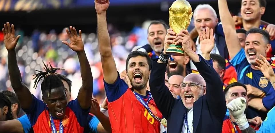 Jugadores de España celebrando con el trofeo de la Copa del Mundo